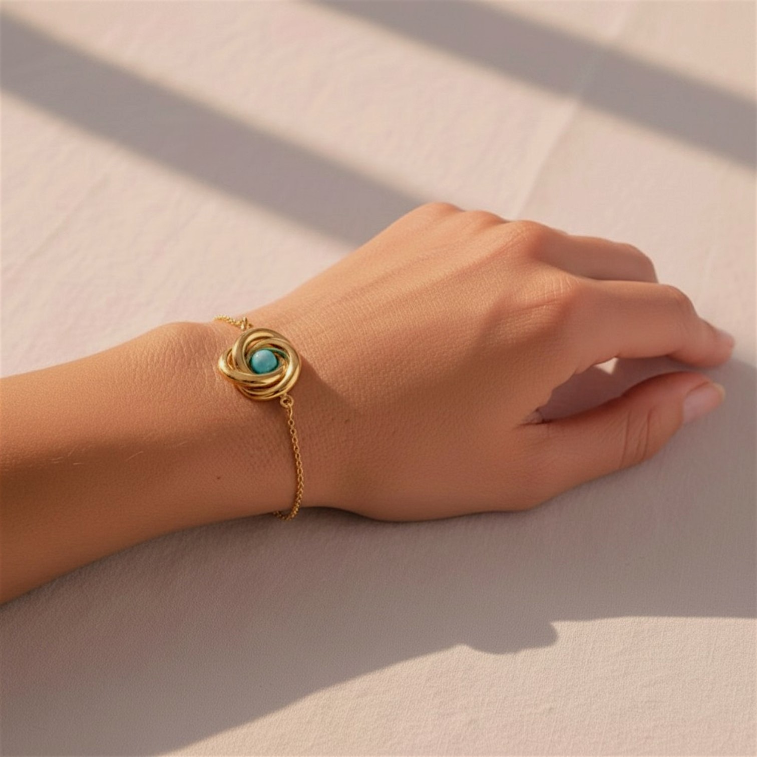 bracciale NODO blu dorato indossato